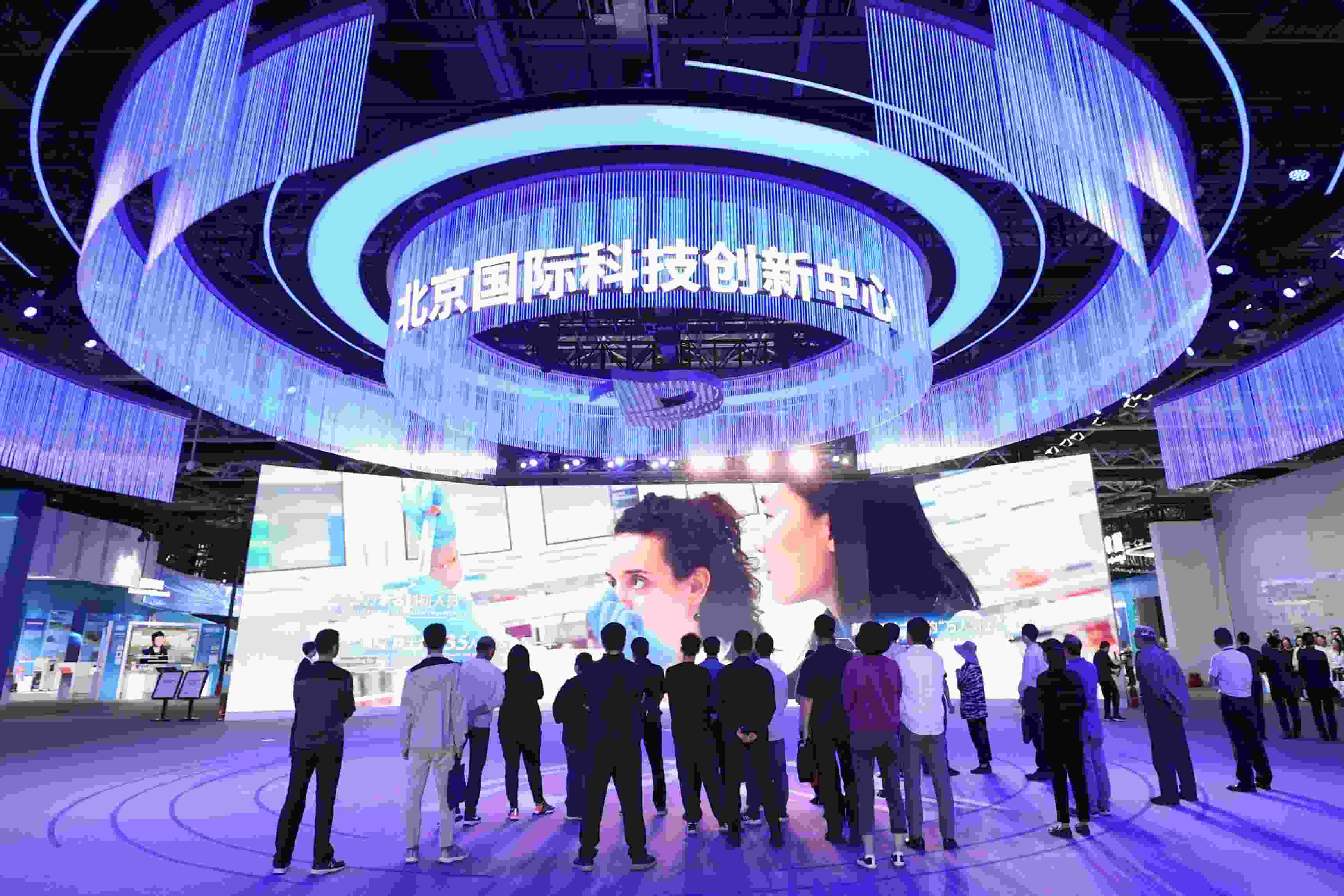 △2024年5月11日，觀眾在中關村展示中心觀看科技創(chuàng)新宣傳片。