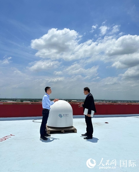 中泰兩國(guó)技術(shù)人員交流低軌寬帶衛(wèi)星互聯(lián)網(wǎng)運(yùn)行情況。人民網(wǎng)記者 簡(jiǎn)承淵攝