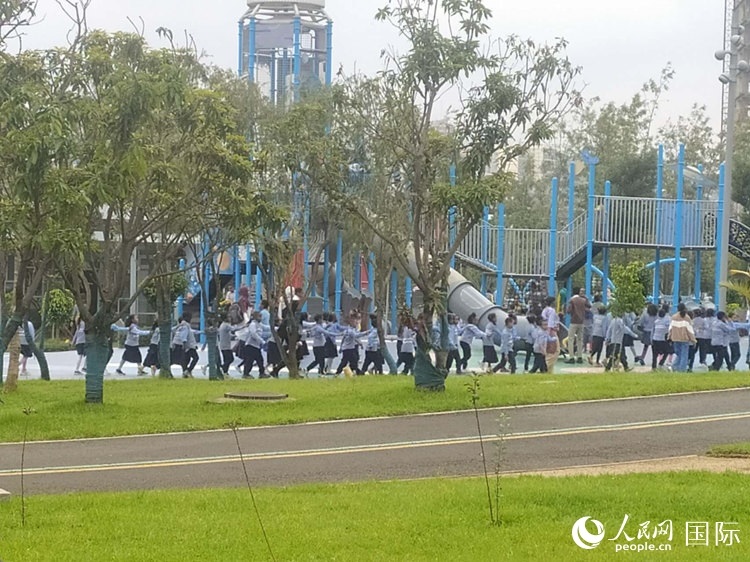 當(dāng)?shù)貎和诠珗@做游戲。人民網(wǎng)記者 黃培昭攝