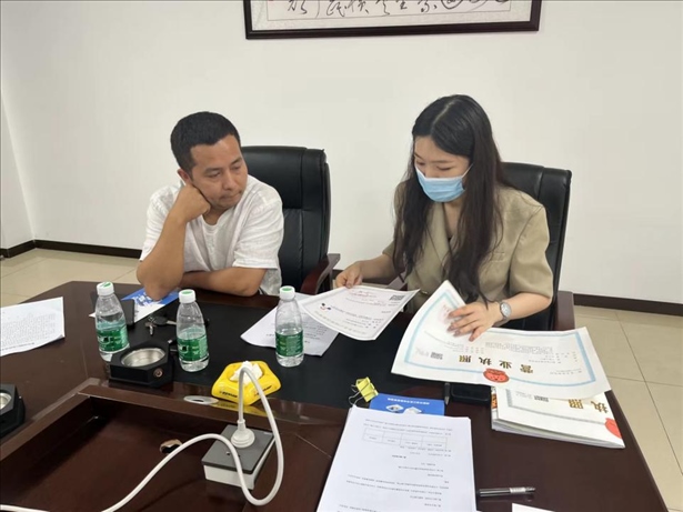 成都市溫江區(qū)市場監(jiān)管局在區(qū)農(nóng)副產(chǎn)品流通交易中心為商戶上門辦理“個轉(zhuǎn)企”登記。成都市市場監(jiān)管局供圖