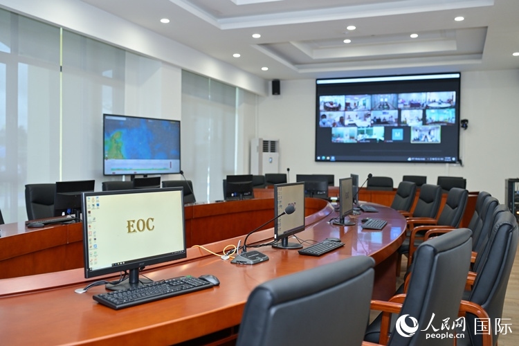 援緬甸國家疾控中心應(yīng)急指揮中心內(nèi)。人民網(wǎng)記者 謝佳君攝