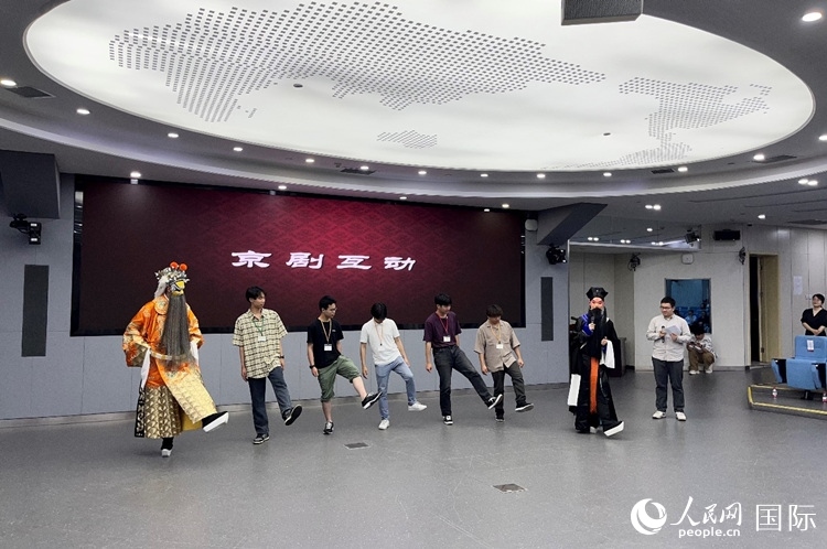 日本大學生代表團學習京劇臺步。人民網(wǎng)記者 陳思攝