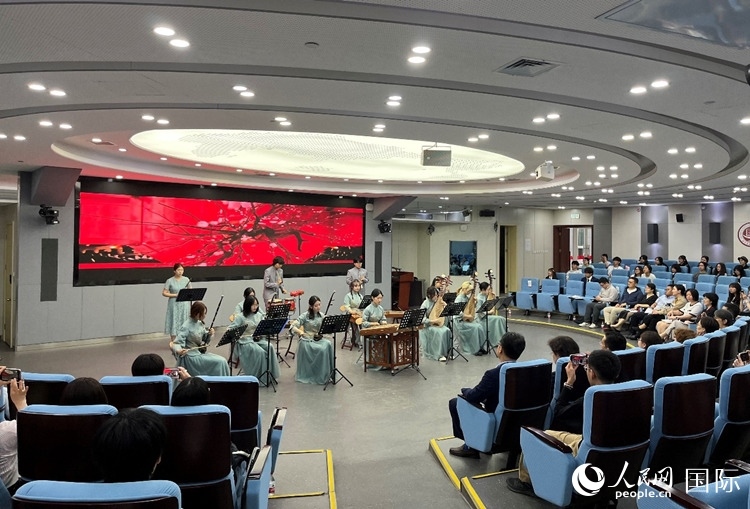 北京第二外國語學院學生帶來民樂表演。人民網(wǎng)記者 陳思攝