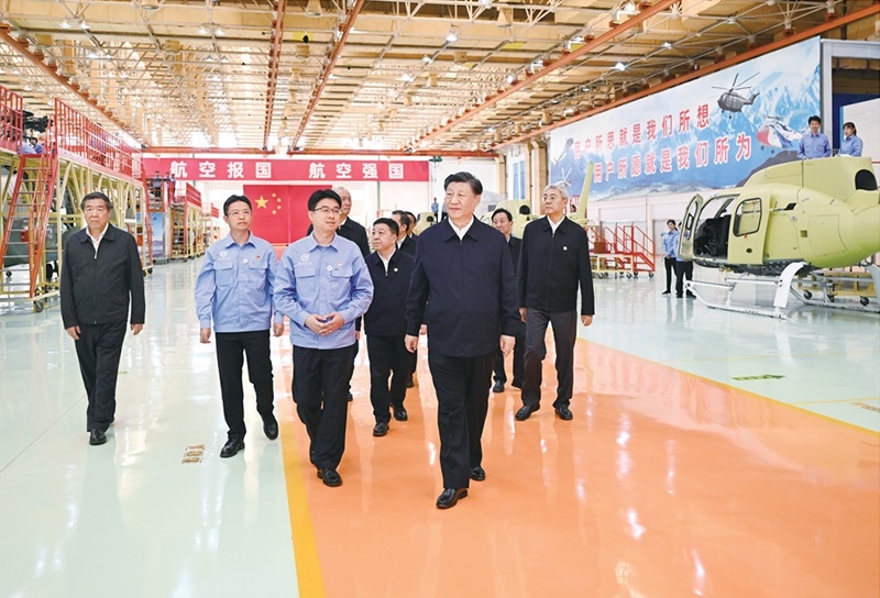 2023年10月10日至13日，中共中央總書記、國家主席、中央軍委主席習近平在江西考察。這是11日上午，習近平在景德鎮(zhèn)市昌河飛機工業(yè)（集團）有限公司考察。 新華社記者 燕雁/攝