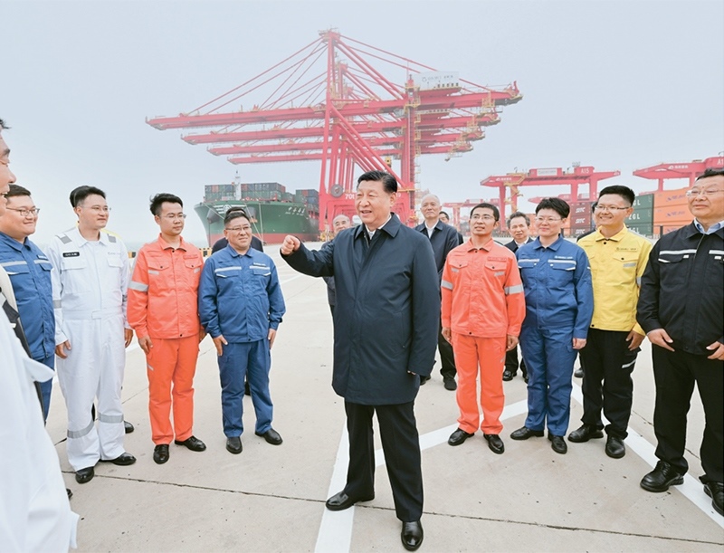 2024年5月22日至24日，中共中央總書記、國家主席、中央軍委主席習近平在山東考察。這是22日下午，習近平在日照港親切慰問港口科技工作者、運營人員、航運人員。 新華社記者 謝環(huán)馳/攝
