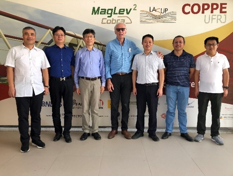 實(shí)驗(yàn)室建設(shè)團(tuán)隊(duì)主要負(fù)責(zé)人與巴西里約熱內(nèi)盧聯(lián)邦大學(xué)交流。西南交通大學(xué)供圖