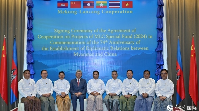 中國駐緬甸大使陳海（左四）與緬方執(zhí)行部委部長合影。人民網(wǎng)記者 謝佳君攝