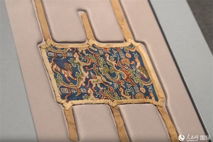 “五星出東方利中國(guó)”織錦護(hù)臂。人民網(wǎng)記者 張麗婭攝