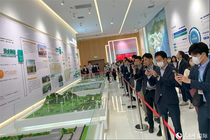 日本創(chuàng)價(jià)學(xué)會(huì)青年代表團(tuán)在烏魯木齊市文化中心規(guī)劃館參觀。人民網(wǎng)記者 張麗婭攝