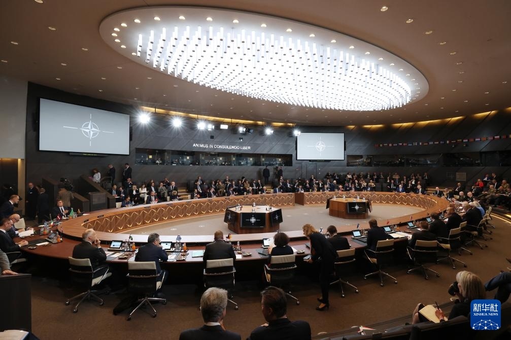這是6月14日在比利時布魯塞爾北約總部拍攝的北約防長會現(xiàn)場。新華社記者 趙丁喆 攝