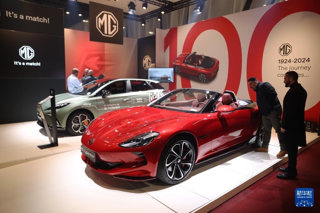 2024年1月17日，人們在比利時布魯塞爾舉辦的2024布魯塞爾汽車展上參觀上汽名爵電動汽車。新華社記者 趙丁喆 攝