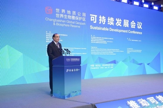 6月15日，聯(lián)合國(guó)教科文組織東亞地區(qū)辦事處主任夏澤翰在“長(zhǎng)白山·世界地質(zhì)公園、世界生物圈保護(hù)區(qū)可持續(xù)發(fā)展會(huì)議”上做主旨演講。新華社發(fā)
