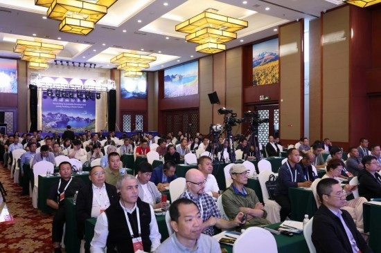  6月15日，“長(zhǎng)白山·世界地質(zhì)公園、世界生物圈保護(hù)區(qū)可持續(xù)發(fā)展會(huì)議”現(xiàn)場(chǎng)。新華社發(fā)