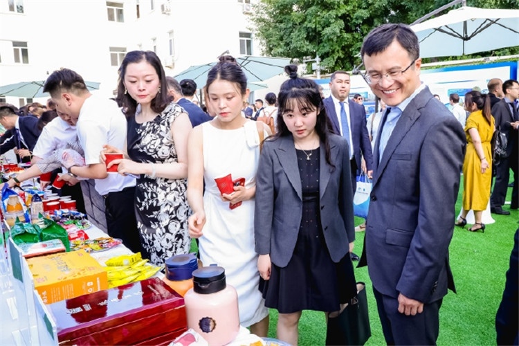 與會嘉賓參觀品鑒上合組織農(nóng)業(yè)基地特產(chǎn)。主辦方供圖