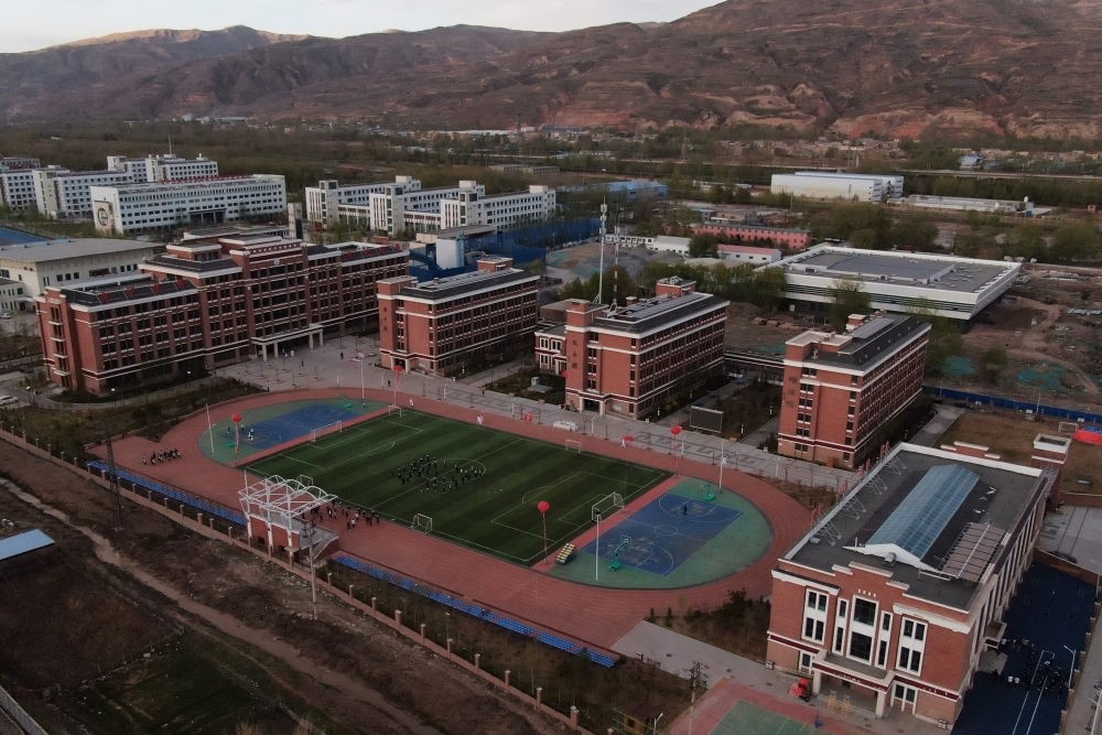 這是果洛西寧民族中學(xué)（2021年4月28日攝，無(wú)人機(jī)照片）。