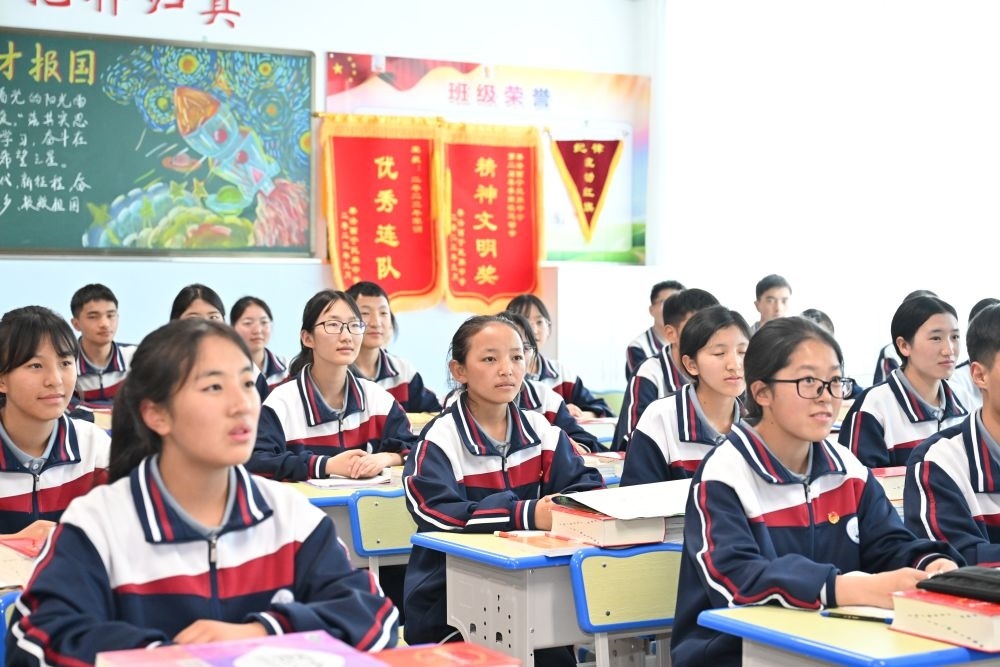 2024年6月18日，果洛西寧民族中學(xué)學(xué)生在上課。