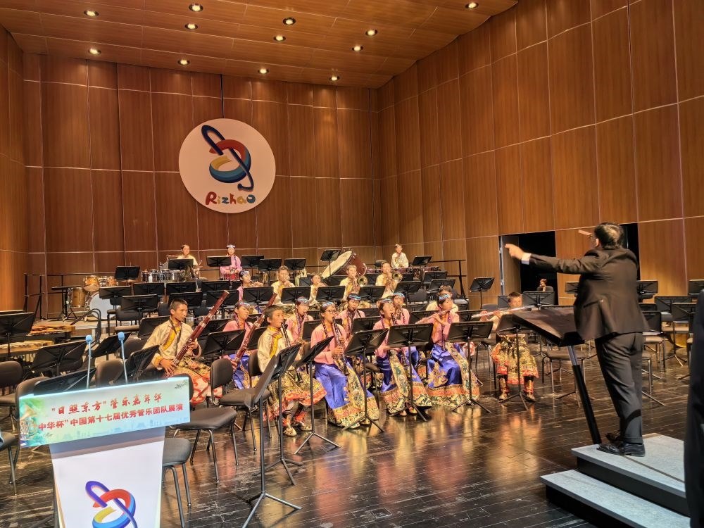 5月4日，來(lái)自果洛西寧民族中學(xué)的果洛州青少年管樂(lè)團(tuán)在山東省日照市演出。