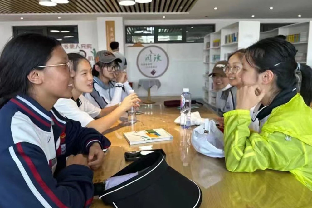 2023年7月10日，在果洛西寧民族中學(xué)，上海市大同中學(xué)學(xué)生（右）與果洛西寧民族中學(xué)學(xué)生交流。新華社發(fā)（果洛州教育局供圖）