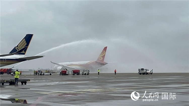 航班享受“水門禮”后起飛。牛瑞飛攝