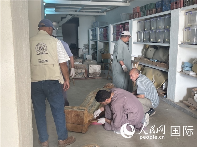 圖為中埃薩卡拉新出土文物數(shù)字化調(diào)查與研究項目團隊在工作現(xiàn)場。薛江攝