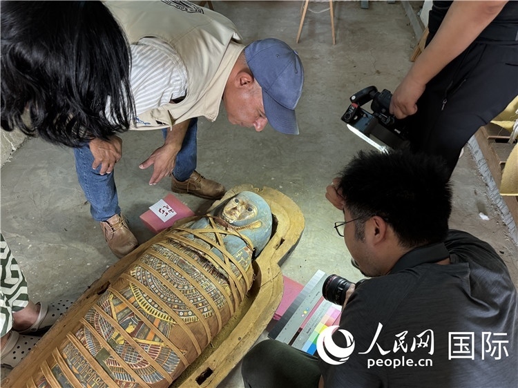 圖為中埃薩卡拉新出土文物數(shù)字化調(diào)查與研究項目團隊在工作現(xiàn)場。薛江攝