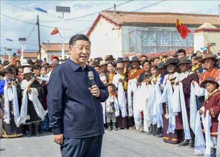 2021年6月7日至9日，習(xí)近平總書記在青?？疾?。這是8日下午，習(xí)近平在海北藏族自治州剛察縣沙柳河鎮(zhèn)果洛藏貢麻村考察時(shí)，同村民們親切交流。新華社記者 謝環(huán)馳 攝