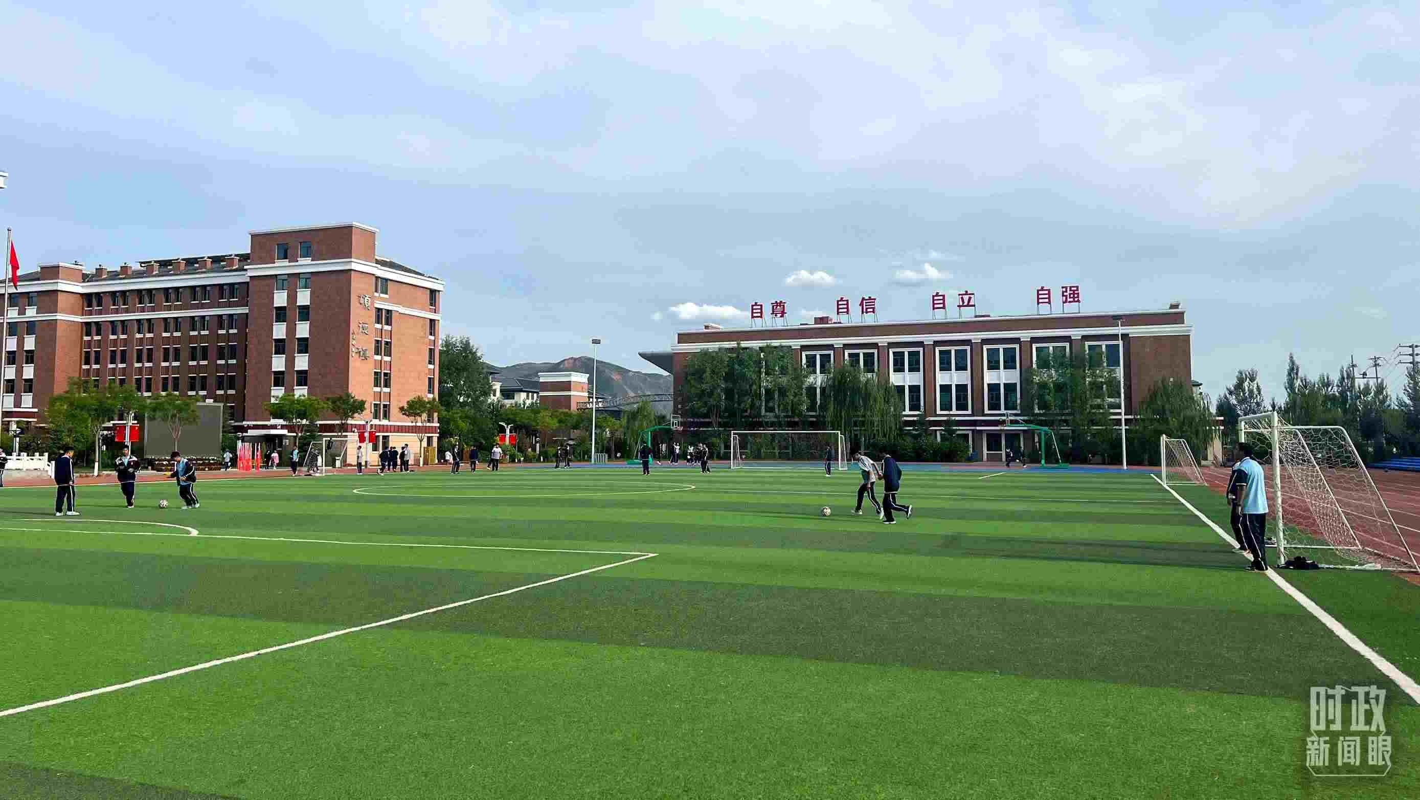 △果洛西寧民族中學(xué)。（總臺(tái)央視記者楊波、楊新禹拍攝）