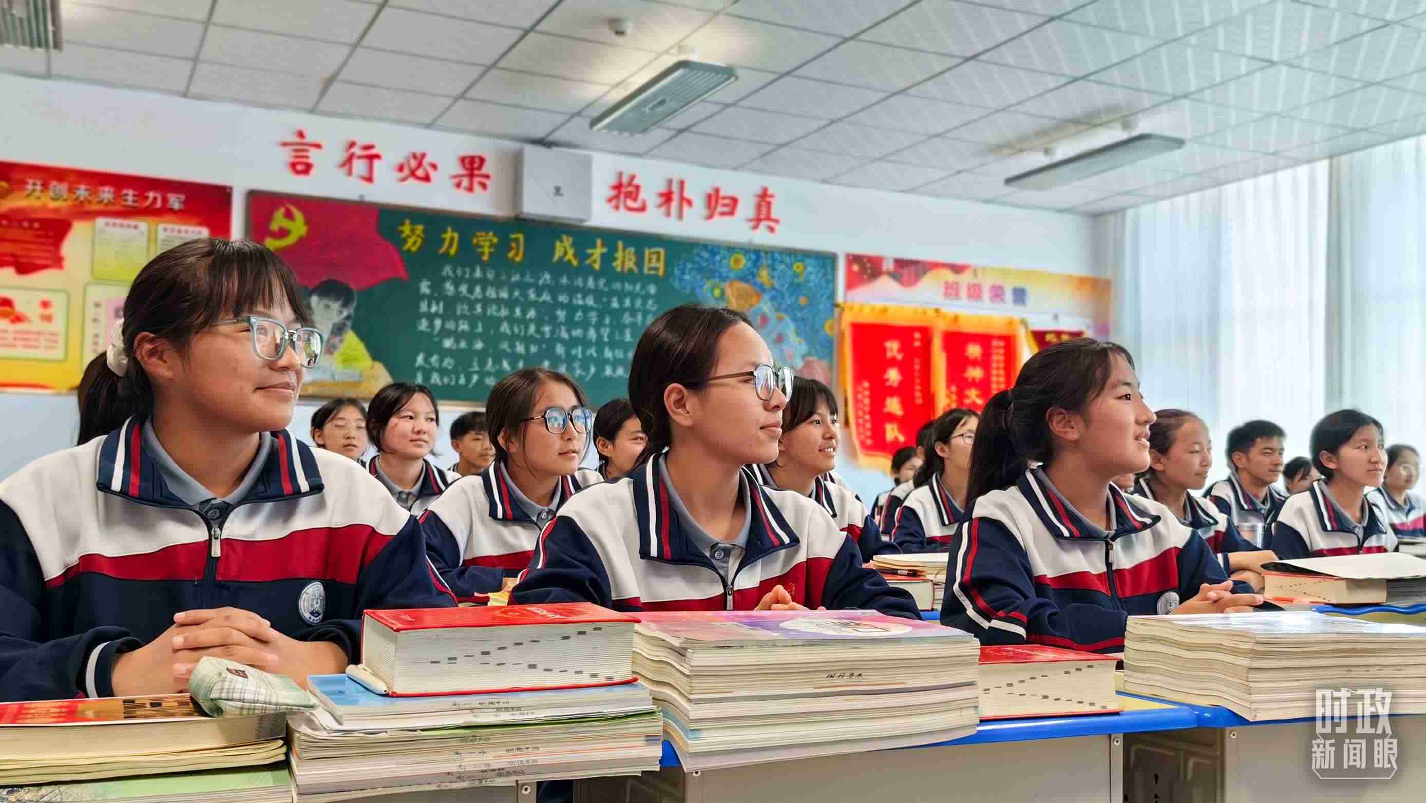 △果洛西寧民族中學(xué)高一（1）班的“新時(shí)代、新家鄉(xiāng)”主題思政課。（總臺(tái)央視記者段德文拍攝）