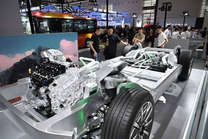 這是在博覽會(huì)現(xiàn)場拍攝的一款智能網(wǎng)聯(lián)汽車平臺(tái)架構(gòu)（6月20日攝）。新華社記者 孫凡越 攝