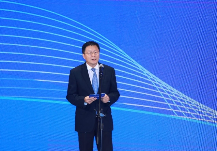 中國網(wǎng)總編輯王曉輝主持論壇。中國外文局供圖