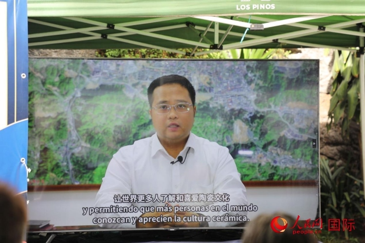 德化縣人民政府縣長(zhǎng)方俊欽視頻致辭。人民網(wǎng) 埃內(nèi)斯托·多明戈斯攝