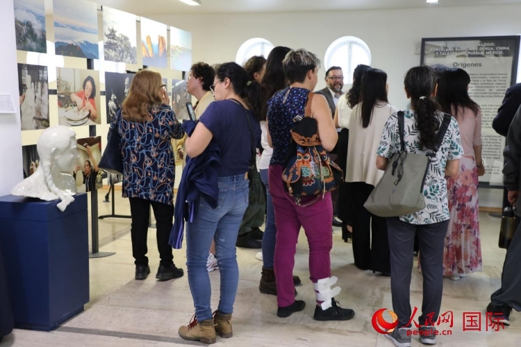 在展覽現(xiàn)場(chǎng)，觀眾們駐足欣賞德化白瓷和墨西哥彩瓷。人民網(wǎng) 埃內(nèi)斯托·多明戈斯攝