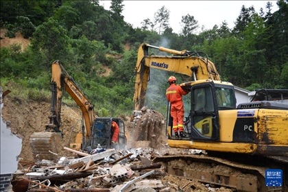 6月23日，救援人員在魚市鎮(zhèn)斗溪村龍?zhí)两M山體滑坡現(xiàn)場(chǎng)開展救援工作。新華社記者 陳振海 攝