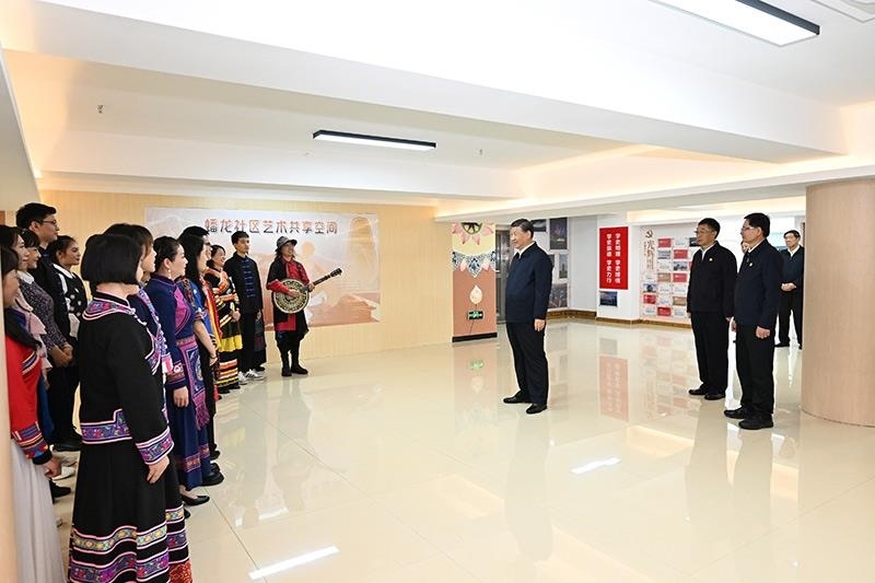 2023年12月14日，習(xí)近平總書(shū)記在廣西南寧市良慶區(qū)蟠龍社區(qū)黨群服務(wù)中心文體活動(dòng)室同社區(qū)居民親切交流。