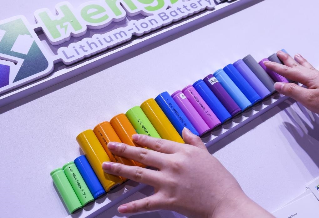 參展商在第135屆廣交會新能源展區(qū)布置鋰電池展品（2024年4月15日攝）。新華社記者 劉大偉 攝