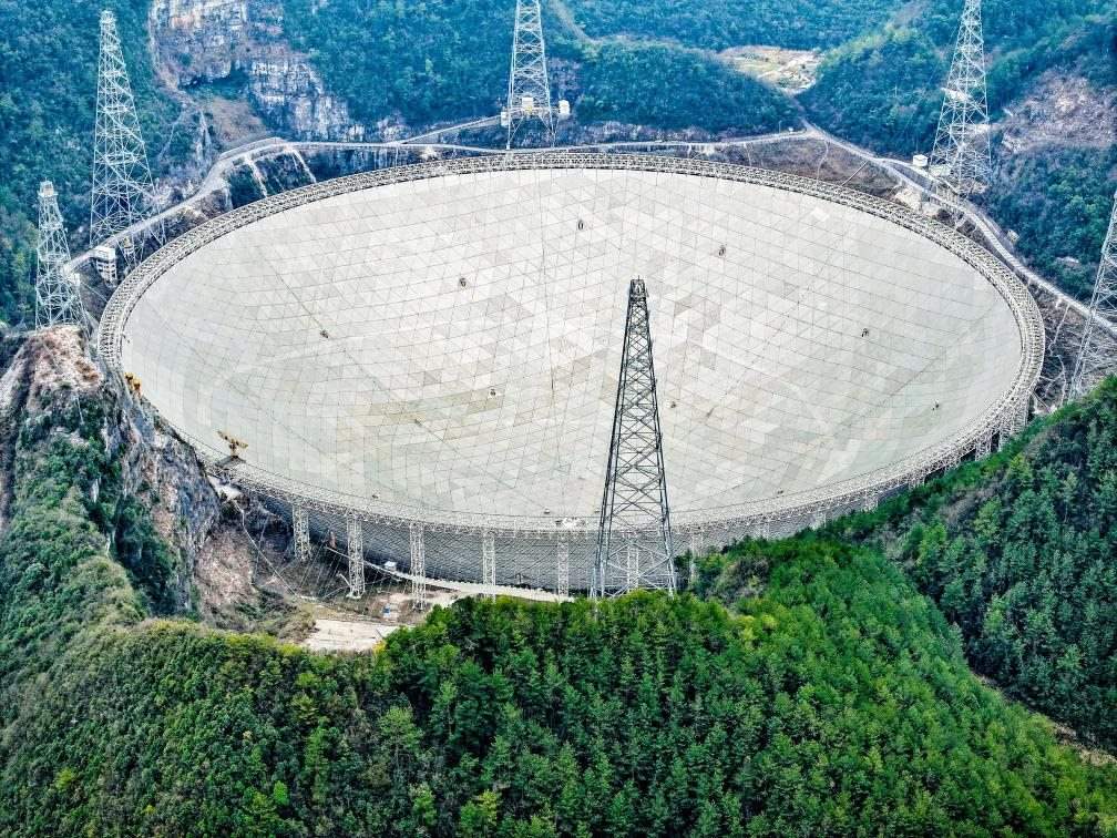 這是2024年2月26日拍攝的位于貴州的“中國天眼”（無人機(jī)全景圖片，維護(hù)保養(yǎng)期間拍攝）。新華社記者 歐東衢 攝