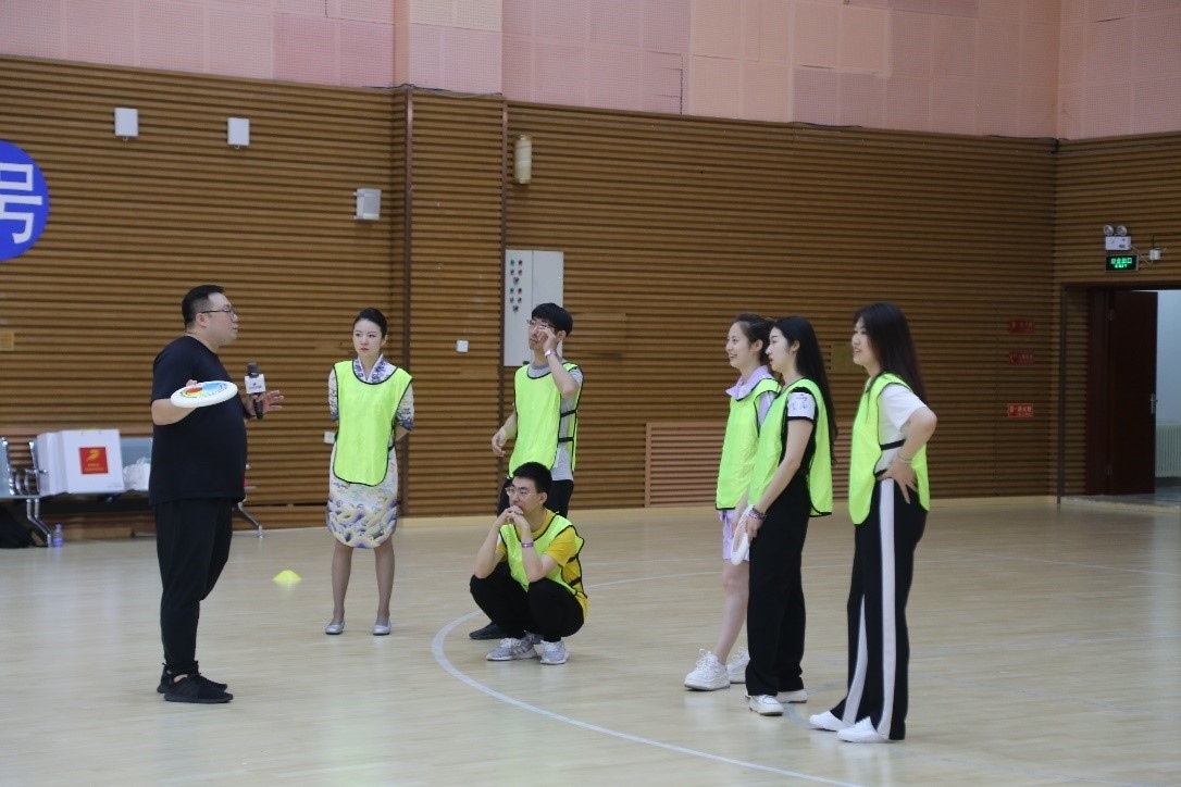 在“友趣體驗(yàn)營(yíng)”上，年輕用戶正在學(xué)習(xí)飛盤運(yùn)動(dòng)技巧。 受訪者供圖