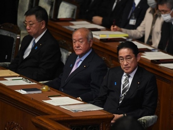 ??2023年12月13日，日本首相岸田文雄（右）參加國會閉會式。新華社記者馮武勇攝