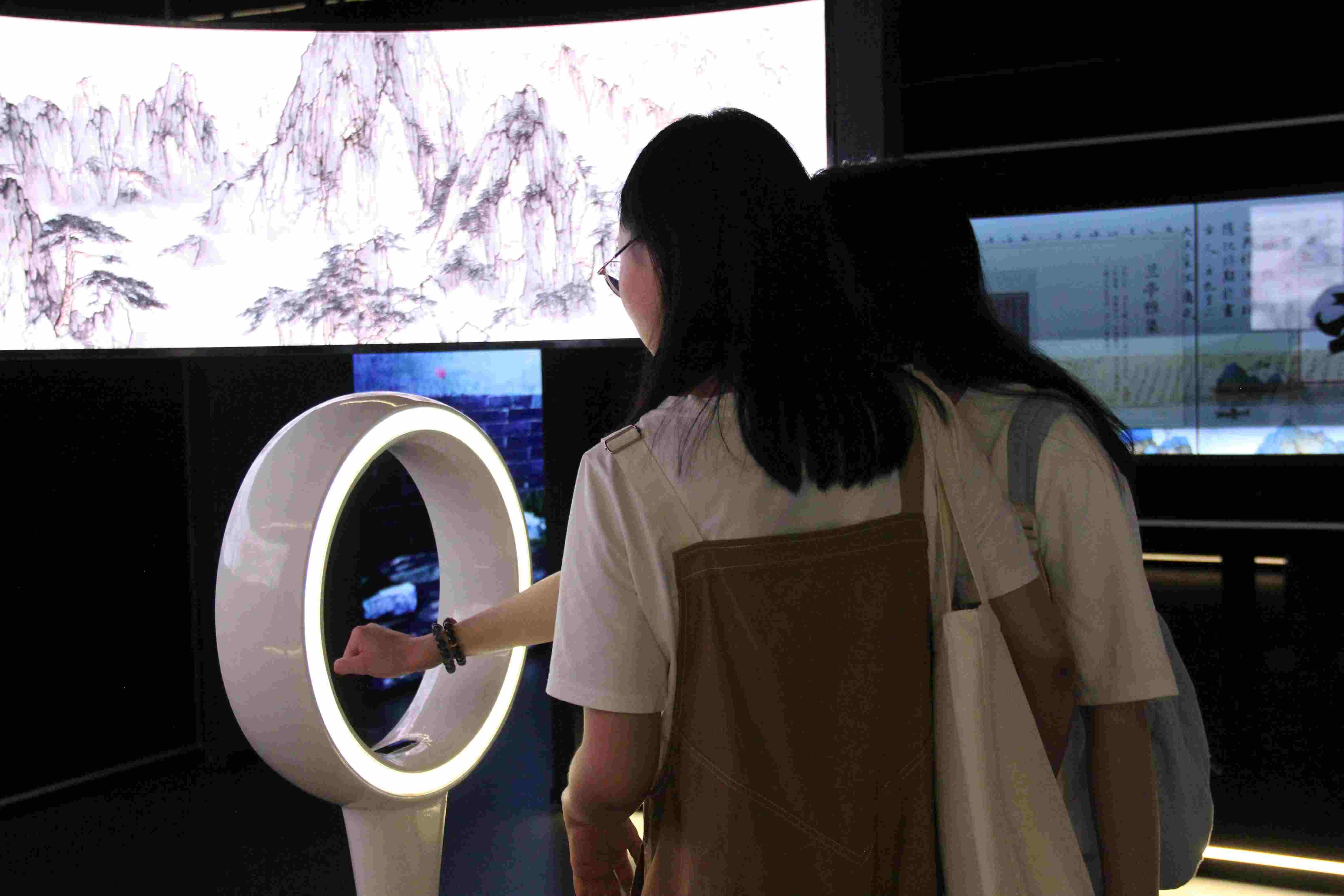游客在“元啟金陵”南京數(shù)字文化客廳參觀并參與互動(dòng)。受訪者供圖