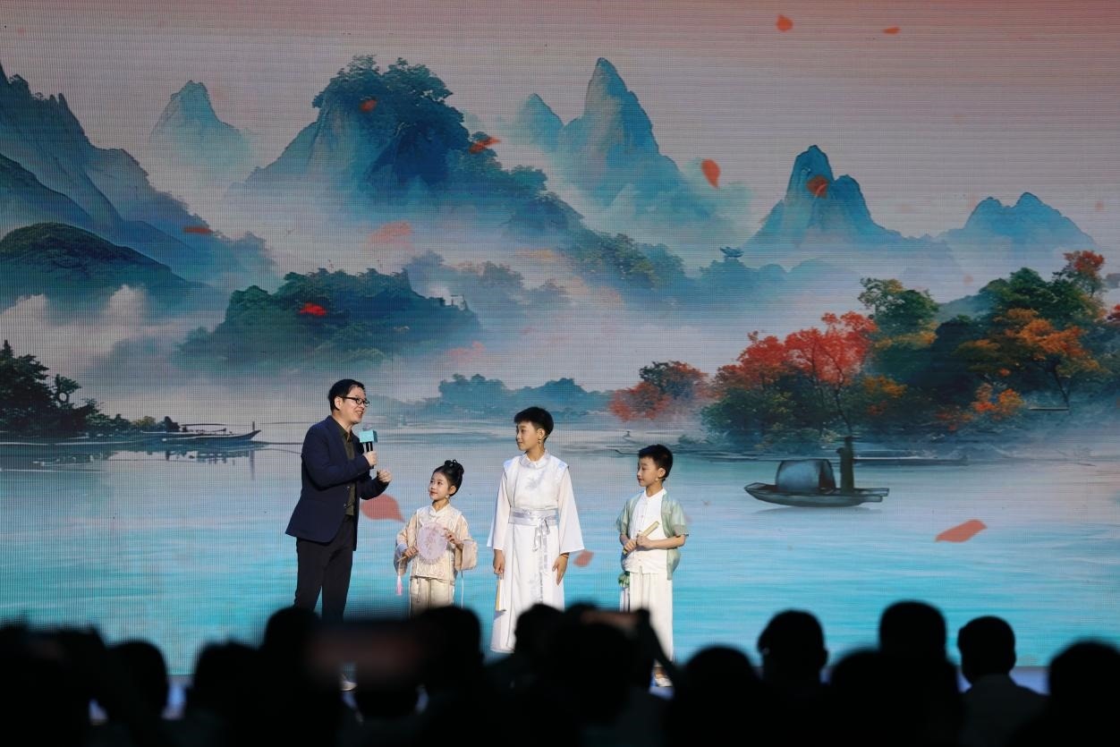 南京師范大學(xué)教授酈波（左一）與2024中國詩詞大會(huì)選手張可兒（左二）、姜敬曦（右二），揚(yáng)州市邗江區(qū)實(shí)驗(yàn)學(xué)校蔣王小學(xué)學(xué)生陸俊屹（右一）趣談大運(yùn)河詩詞文化。