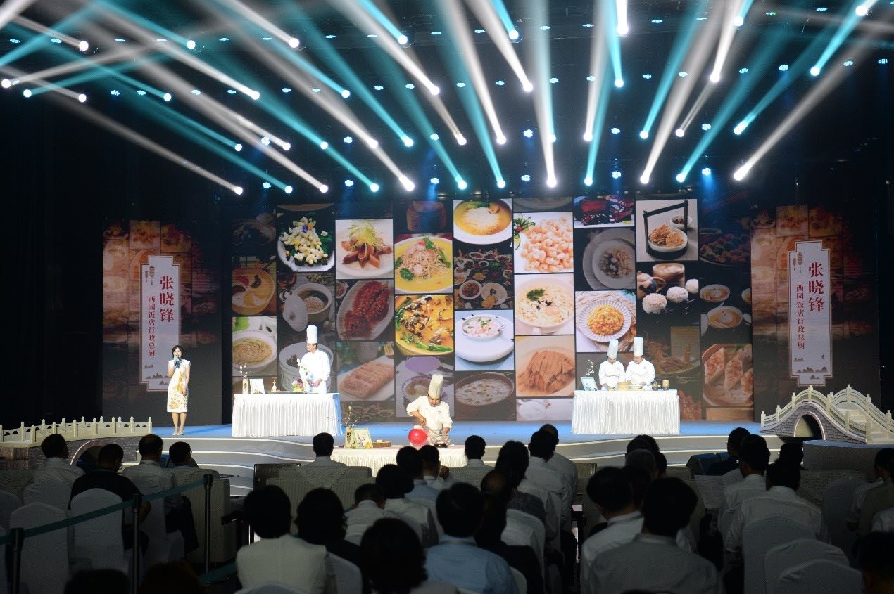 花園國際大酒店廚師長朱燾、西園飯店行政總廚張曉鋒、冶春面點(diǎn)總廚倪秋香、冶春面點(diǎn)制作技藝第五代傳人陳詩雅展示淮揚(yáng)菜絕技。