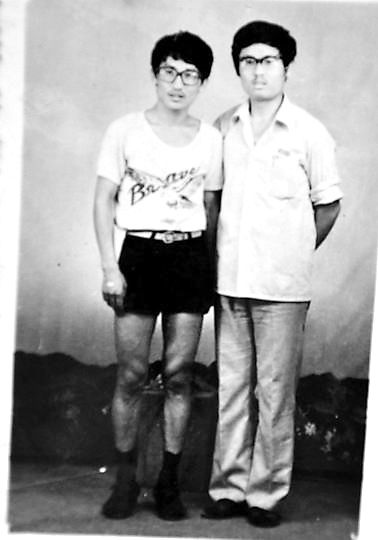 薛其坤（左）與大學(xué)同學(xué)合影。