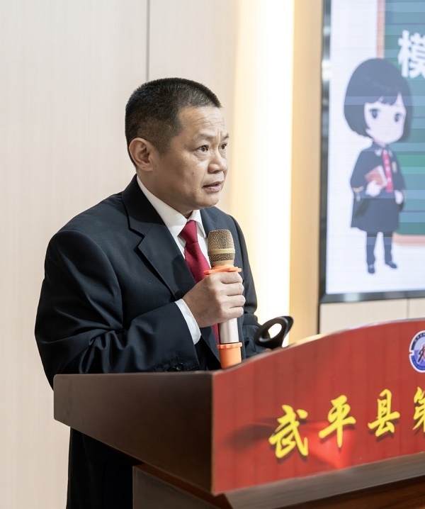 圖④：武平法院刑庭庭長(zhǎng)候良石在模擬法庭后為學(xué)生上普法課。