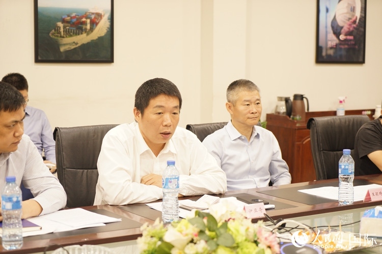 駐尼日利亞使館領(lǐng)僑處主任伊亞奇（中）講話。人民網(wǎng)記者 姜宣攝