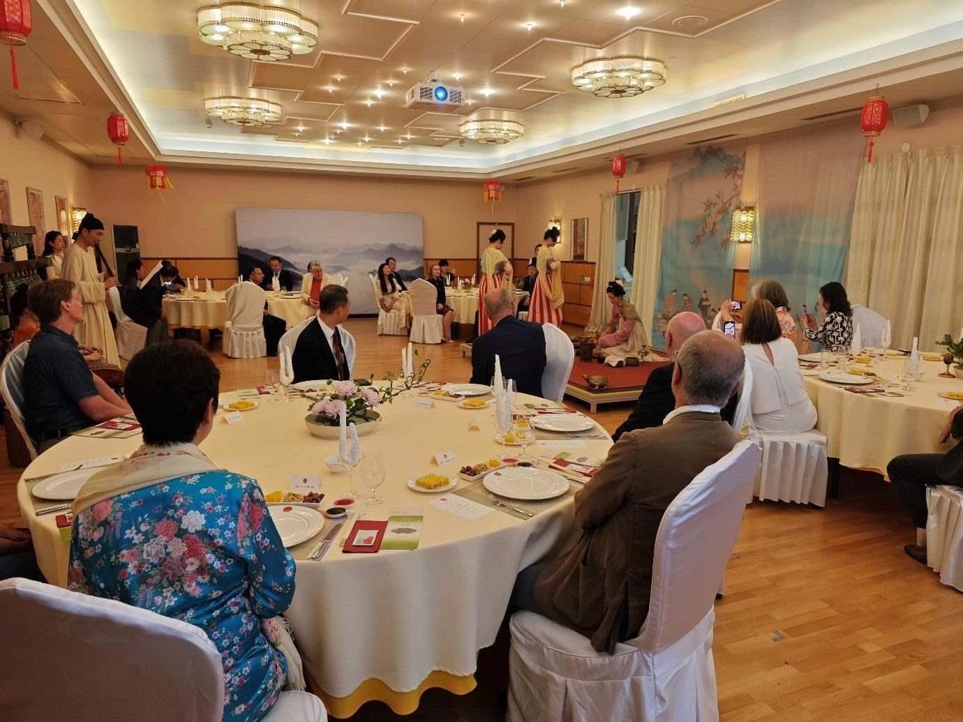 來(lái)賓們觀賞茶藝表演和品嘗中華美食。中國(guó)駐瑞典大使館供圖