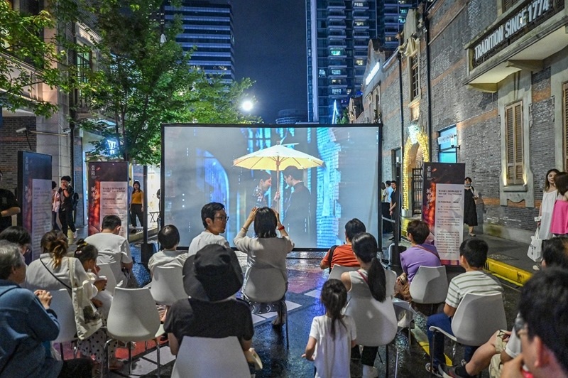 今年上海國(guó)際電影節(jié)“露天電影院”。（圖片來源：視覺中國(guó)）