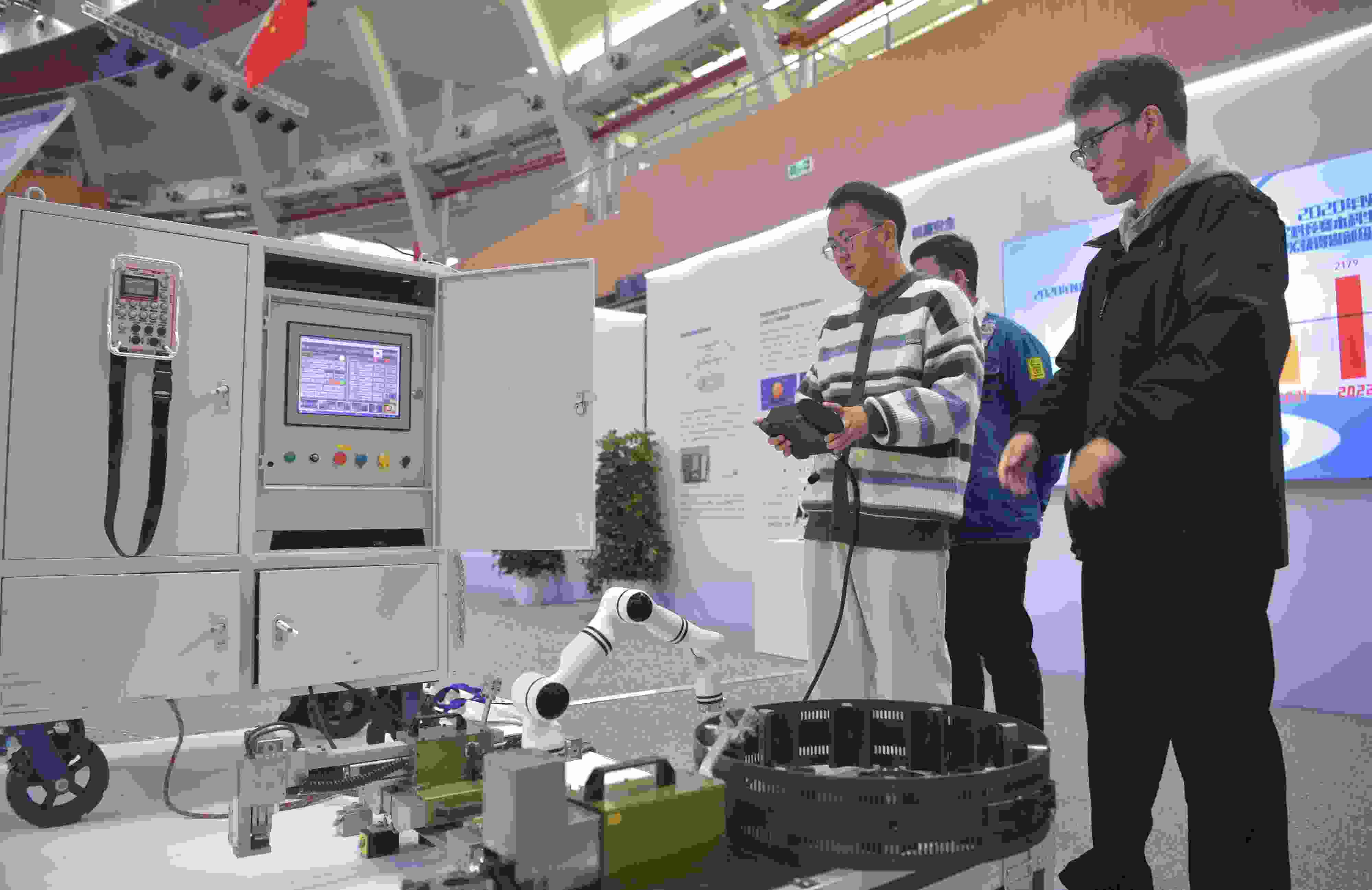 2023年，京南地區(qū)高?？萍汲晒平闀诒本┙ㄖ髮W(xué)大興校區(qū)舉行。圖為高校師生在展示管道全位置焊接機器人系統(tǒng)成果。