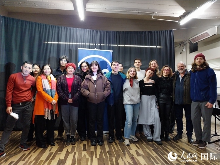 活動現(xiàn)場藝術(shù)家合影。人民網(wǎng)記者 許放攝