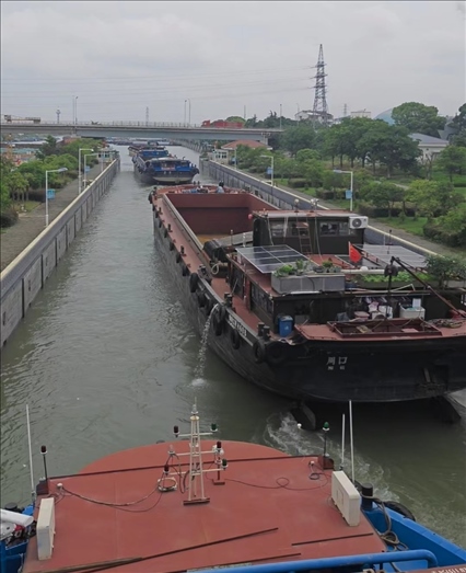 諫壁船閘內(nèi)船只正在過閘。人民網(wǎng)記者 黃鈺攝