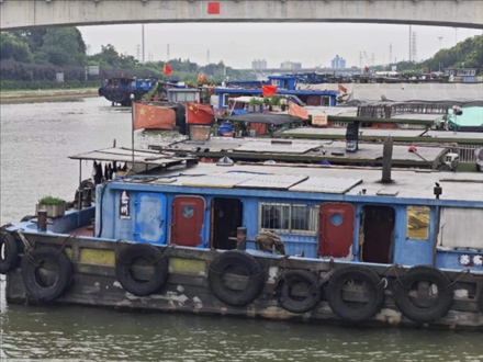 停泊在水上服務(wù)區(qū)的船只。人民網(wǎng)記者 黃鈺攝